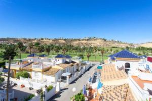 eine Luftaufnahme eines Hauses mit Garten in der Unterkunft CH Marquesa Golf (Ciudad Quesada) in Rojales