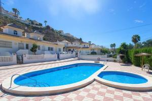 ein Swimmingpool vor einem Haus in der Unterkunft CH Marquesa Golf (Ciudad Quesada) in Rojales