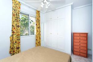 ein Schlafzimmer mit einem Bett, einem Fenster und einer Kommode in der Unterkunft CH Marquesa Golf (Ciudad Quesada) in Rojales + 22 Fotos