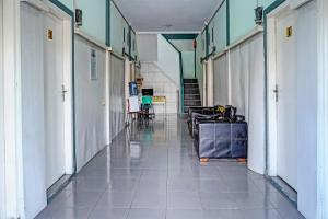 un pasillo vacío de un hospital con mesas y sillas en OYO 91731 Home Stay Elis Cateliya Syariah, en Karawang