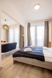 ein Schlafzimmer mit einem großen Bett mit einer blauen Decke in der Unterkunft Cozy In the Heart of Budapest with Terrace and Tub in Budapest