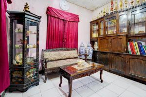 une chambre avec une chaise et une table dans l'établissement OYO Life 90701 Kost Syariah Deris, à Sumedang