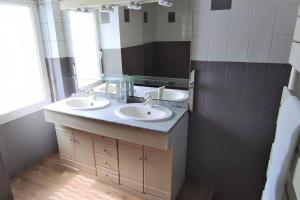 een badkamer met 2 wastafels en een grote spiegel bij Jaurès-Pilier rouge/App spacieux/3 chambres/6 pers in Brest