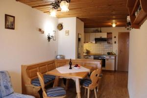 eine Küche und ein Esszimmer mit einem Tisch und Stühlen in der Unterkunft Bernerhof Ferienwohnungen Schmuck in Teisendorf