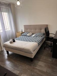 ein Schlafzimmer mit einem Bett, einem Stuhl und einem Fenster in der Unterkunft Jaurès-Pilier rouge/App spacieux/3 chambres/6 pers in Brest