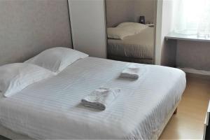 a white bed with towels on it in a bedroom at Jaurès-Pilier rouge/App spacieux/3 chambres/6 pers in Brest
