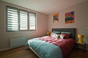 una camera da letto con un letto e una finestra di Le petit Marcel - Saint-Julien-les-Villas a Saint-Julien-les-Villas