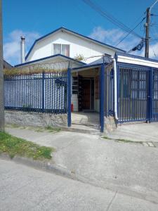 una cerca azul delante de una casa en Alojamiento a pasos del hospital, en Puerto Montt