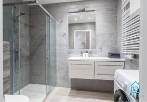y baño con ducha y lavamanos. en Direct Room en Gdansk
