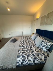 Postel nebo postele na pokoji v ubytování Smart Guest Rooms Fast Access to Central London via Piccadilly Line
