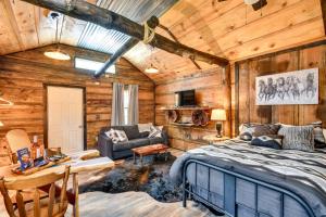 een slaapkamer met een bed in een kamer met houten wanden bij Quaint Abbeville Cabin Studio with Gas Grill! in Abbeville