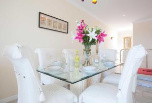 Khu vực ghế ngồi tại Bright And Spacious Puerto Calero Villa 3 Bedrooms Villa Viejo Dos Private Pool & Wonderful Scenic Views Lanzarote