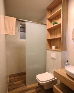 La salle de bains est pourvue de toilettes et d'un lavabo. dans l'établissement Moments Villas Premium, Prevalle, à Prizren