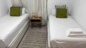 duas camas sentadas uma ao lado da outra num quarto em Feel Welcome Barcelona 10 em Cornellà de Llobregat