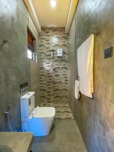 uma casa de banho com um WC e um lavatório em Coffee Shade em Midigama East