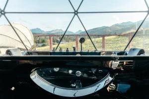 uma vista do interior de um barco com uma banheira em Góralski Harem Osada Glamp Jacuzzi & Balia em Zakopane