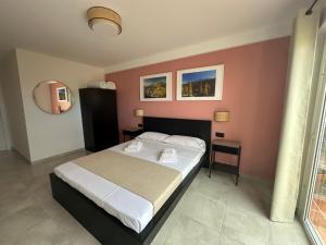 1 dormitorio con cama y pared de color rosa en Villa 8 Islas, en Costa del Silencio