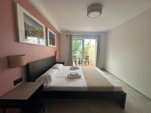 1 dormitorio con cama, mesa y ventana en Villa 8 Islas en Costa del Silencio