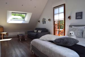 - une chambre avec un lit et un salon dans l'établissement Les chambres d hôtes de l entre deux baies à Merlimont entre Berck et le Touquet, à Merlimont