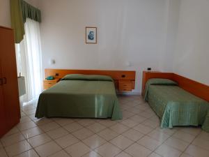 - une chambre avec 2 lits dans l'établissement Hotel San Francesco, à San Giovanni Rotondo
