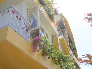 un edificio con muchas flores en los balcones en Homestay in Tay Ninh, en Tây Ninh