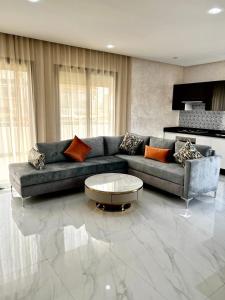 Maarif Elite Suites في الدار البيضاء: غرفة معيشة مع أريكة وطاولة قهوة