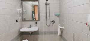 La salle de bains est pourvue d'un lavabo et d'une douche. dans l'établissement Hotel San Francesco, à San Giovanni Rotondo