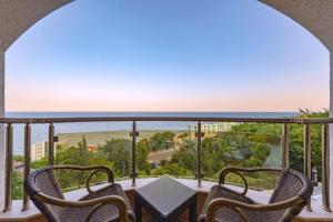 uma varanda com cadeiras e vista para o oceano em Aqua View SPA Boutique Hotel em Golden Sands