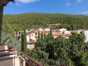 - une vue sur la ville depuis le balcon d'un bâtiment dans l'établissement Hotel San Francesco, à San Giovanni Rotondo