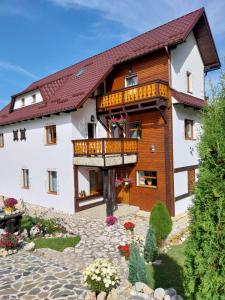 een groot huis met een balkon aan de zijkant bij Casa Bălan in Fundăţica