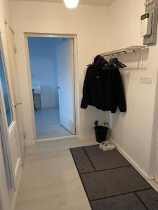einen Flur mit einer Tür, die in ein Zimmer führt in der Unterkunft Kaksio Koulukatu in Lappeenranta