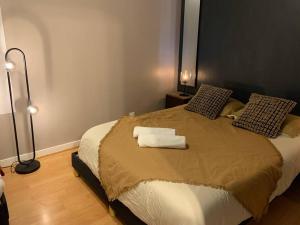 ein Schlafzimmer mit einem Bett mit zwei Handtüchern darauf in der Unterkunft Un voyage à Bourgeuil in Bourgueil