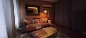uma sala de estar com um sofá e um espelho em Wolds View Hideaway em Scarborough