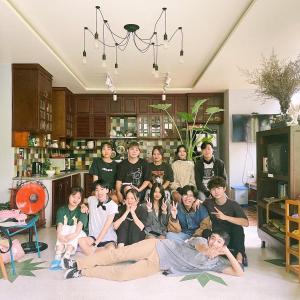 Homestay in Tay Ninh في Tây Ninh: مجموعة من الناس متنكرين لالتقاط صورة في المطبخ