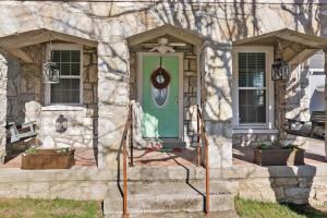 uma porta da frente de uma casa com uma porta verde em Stone Cottage 3 Bedroom Getaway - Stroll to DT Franklin - Historic Blakely House em Franklin