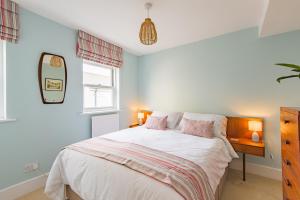 - une chambre avec un grand lit blanc et des oreillers roses dans l'établissement Valentine's House, à Kent