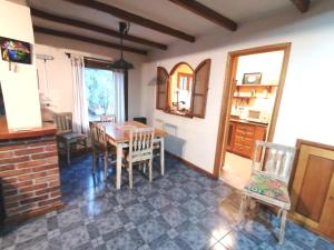 comedor con mesa de madera y sillas en Cálido departamento céntrico en San Martín de los Andes en San Martín de los Andes