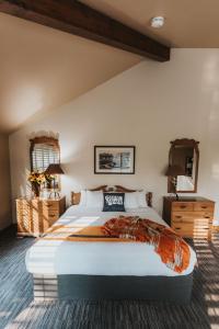 ein Schlafzimmer mit einem großen Bett in einem Zimmer in der Unterkunft Grouse Mountain Lodge in Whitefish