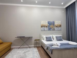 Ένα ή περισσότερα κρεβάτια σε δωμάτιο στο Апартаменты на левом берегу, Ханшатыр, центр материнства и детства, нейрохирургия