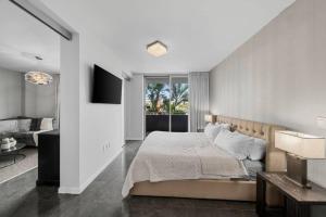 - une chambre avec un grand lit et une télévision dans l'établissement BOULAN HOTEL MIAMI BEACH BY IMD MIAMI 1BR/1BA UNIT, à Miami Beach