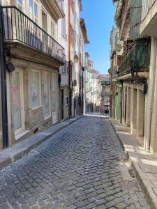 una calle adoquinada en una ciudad con edificios en Sweet Home Clerigos City View, en Oporto