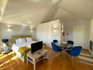 1 dormitorio con 1 cama y escritorio con ordenador en Sweet Home Clerigos City View, en Oporto