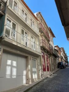 un edificio en una calle junto a una calle con coches en Sweet Home Clerigos City View, en Oporto