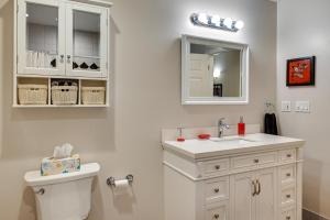 Ένα μπάνιο στο Quiet Killingworth Rental with Deck and Grill! +20 φωτογραφίες