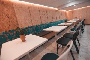 una fila de mesas y sillas en un restaurante en Alma Candida 22, en Valença