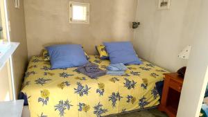 Ένα ή περισσότερα κρεβάτια σε δωμάτιο στο CABANON PETRONILLE