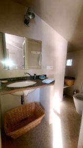 Ένα μπάνιο στο CABANON PETRONILLE