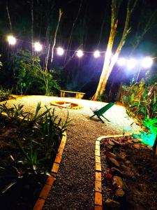 um parque à noite com um banco e luzes em Casa do Atelier: Vida simples, lugar para relaxar em Treviso