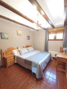 1 dormitorio con 1 cama grande en una habitación en Casa Rural Lahuerta Apartamentos, en Guadalaviar