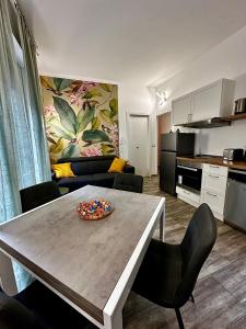 uma cozinha e sala de estar com mesa e cadeiras em Casa Raf San Salvario em Turim